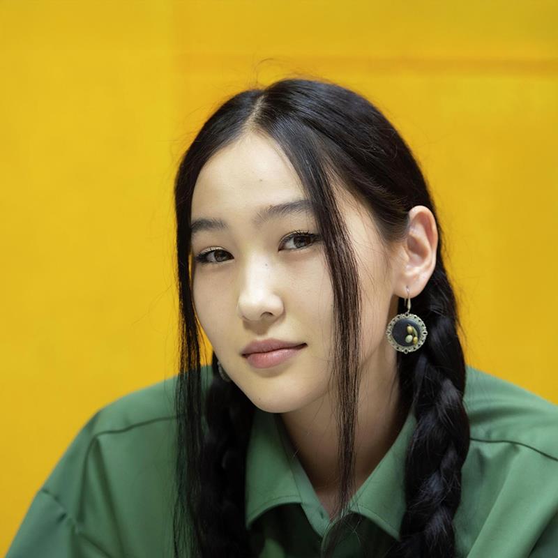 Постер Бегайым Асанакунова