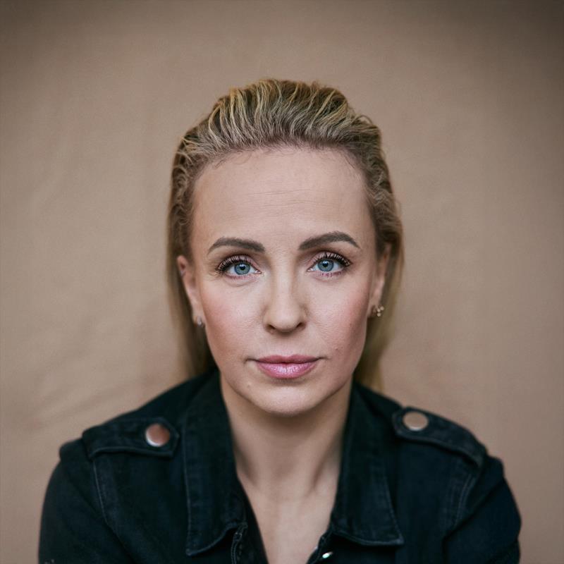 Постер Юлие Эльгор