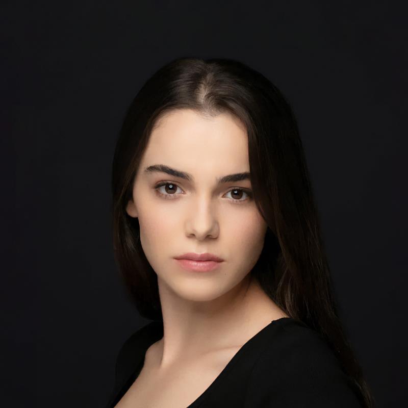 Постер Хафсанур Санджактутан