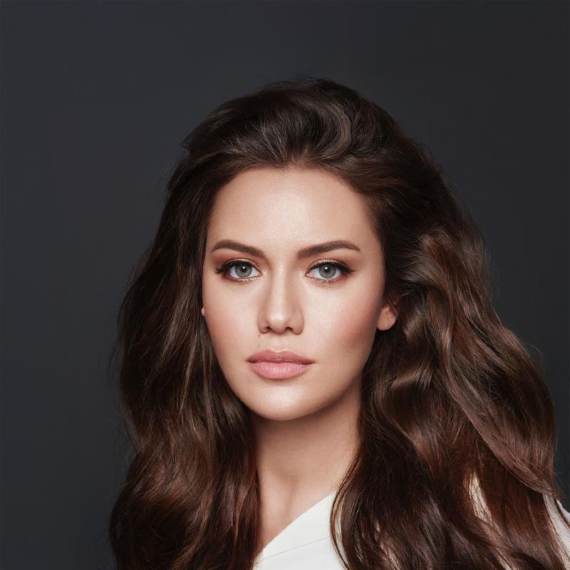 Постер Фахрийе Эвджен Озчивит