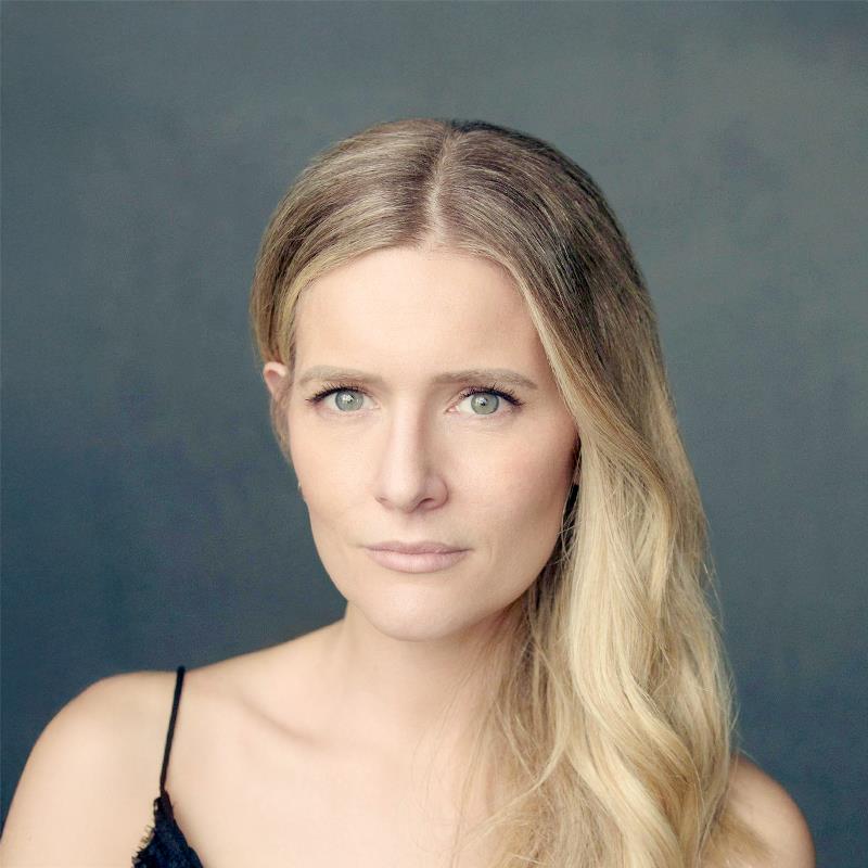 Постер Эми Де Брюн