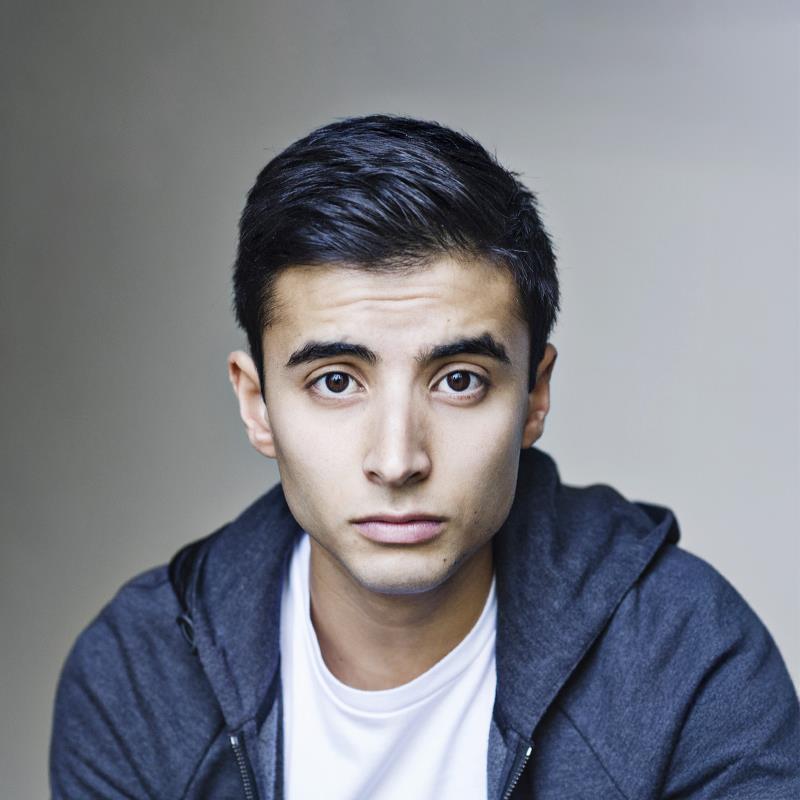 Постер Майкл Карим