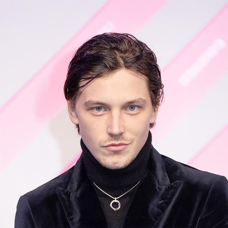 Постер Симон Лёф