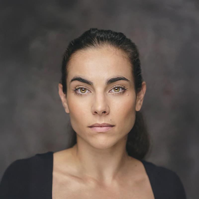 Постер Беатриш Годинью