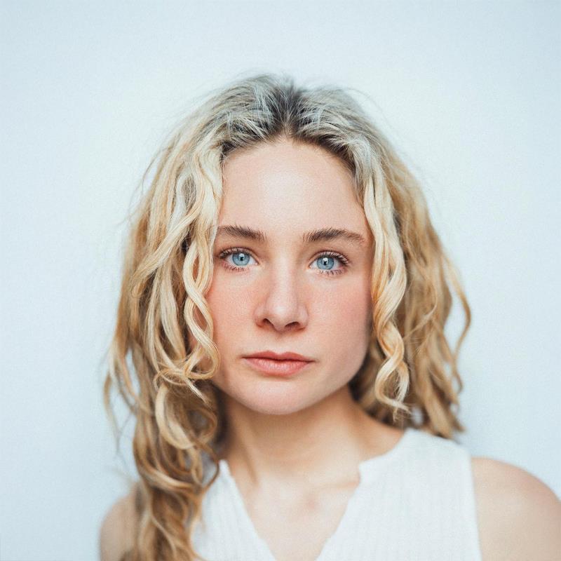 Постер Лиззи ДеКлемент