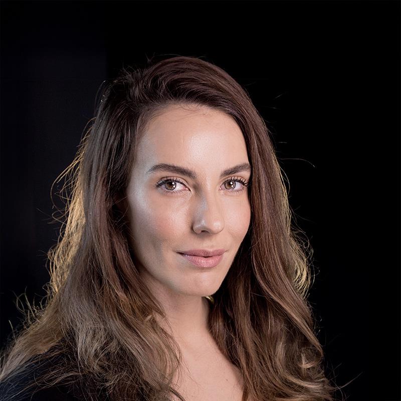 Постер Зейнеп Колтук