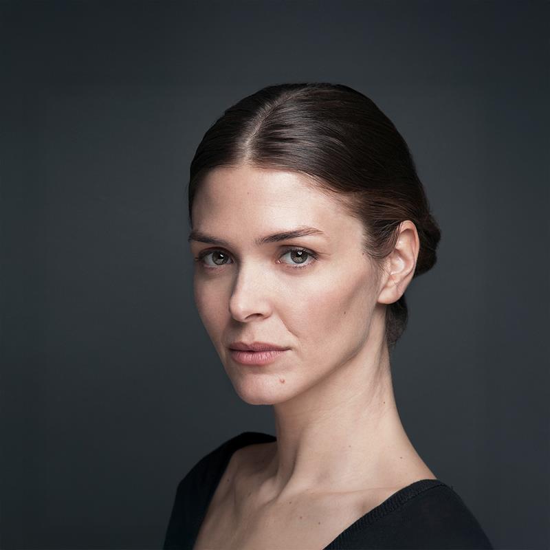 Постер Зейнеп Оздер