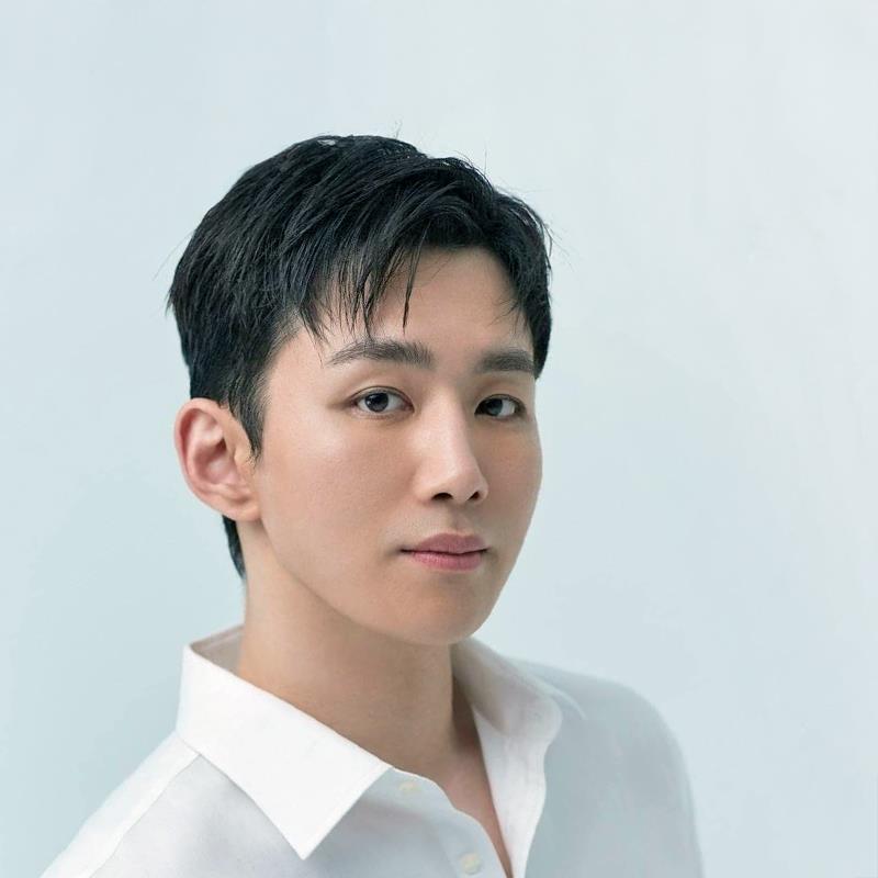 Постер Сон Джи-хо