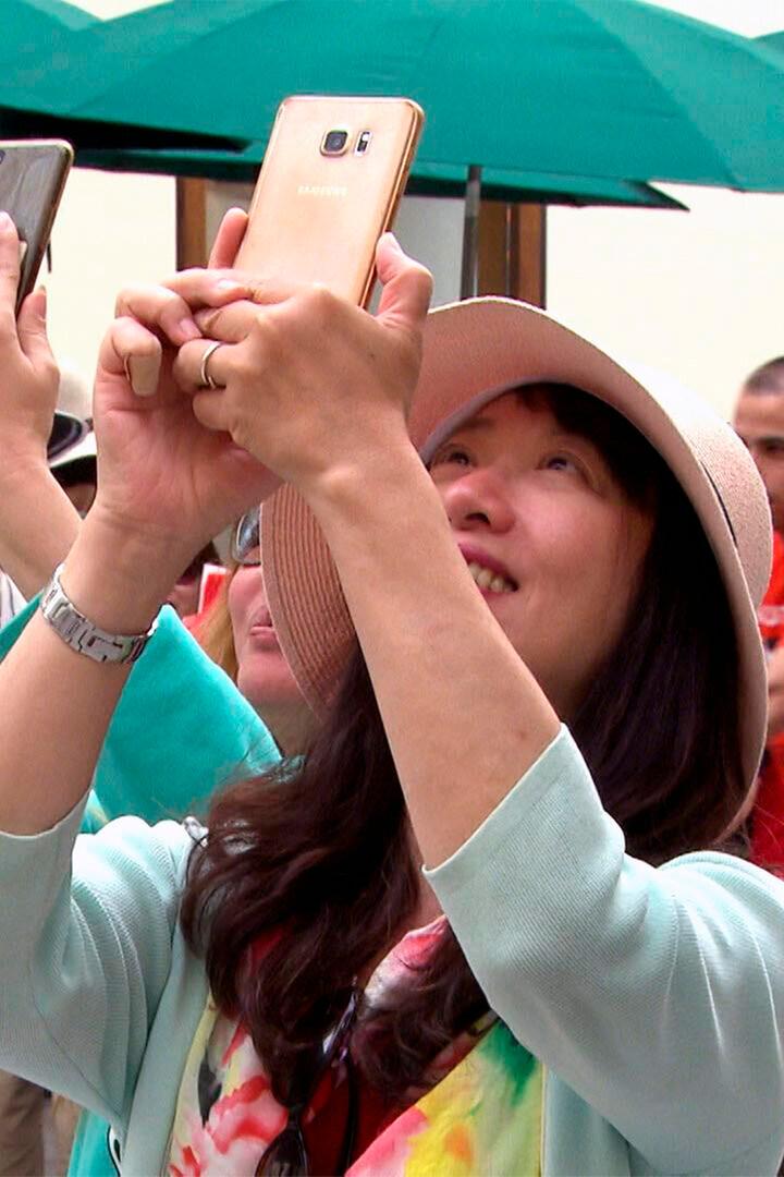 Wo uns Touristen niederrennen – Übertourismus in Österreich (wo-uns-touristen-niederrennen-bertourismus-in-sterreich) Документальный фильм