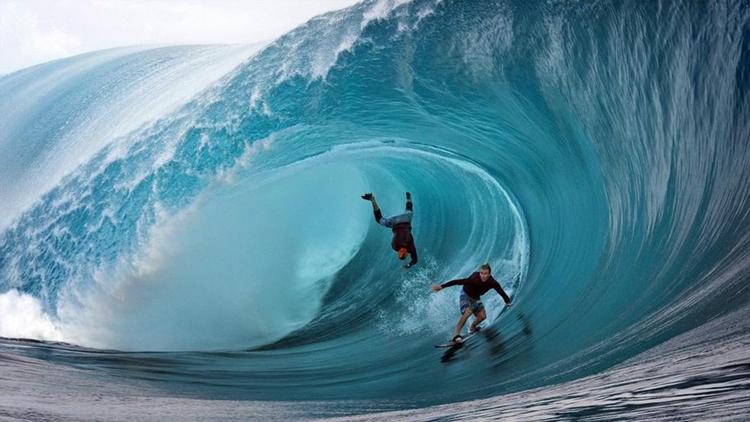 Постер Weiße Wellen — Surfen gegen die Verschmutzung der Meere