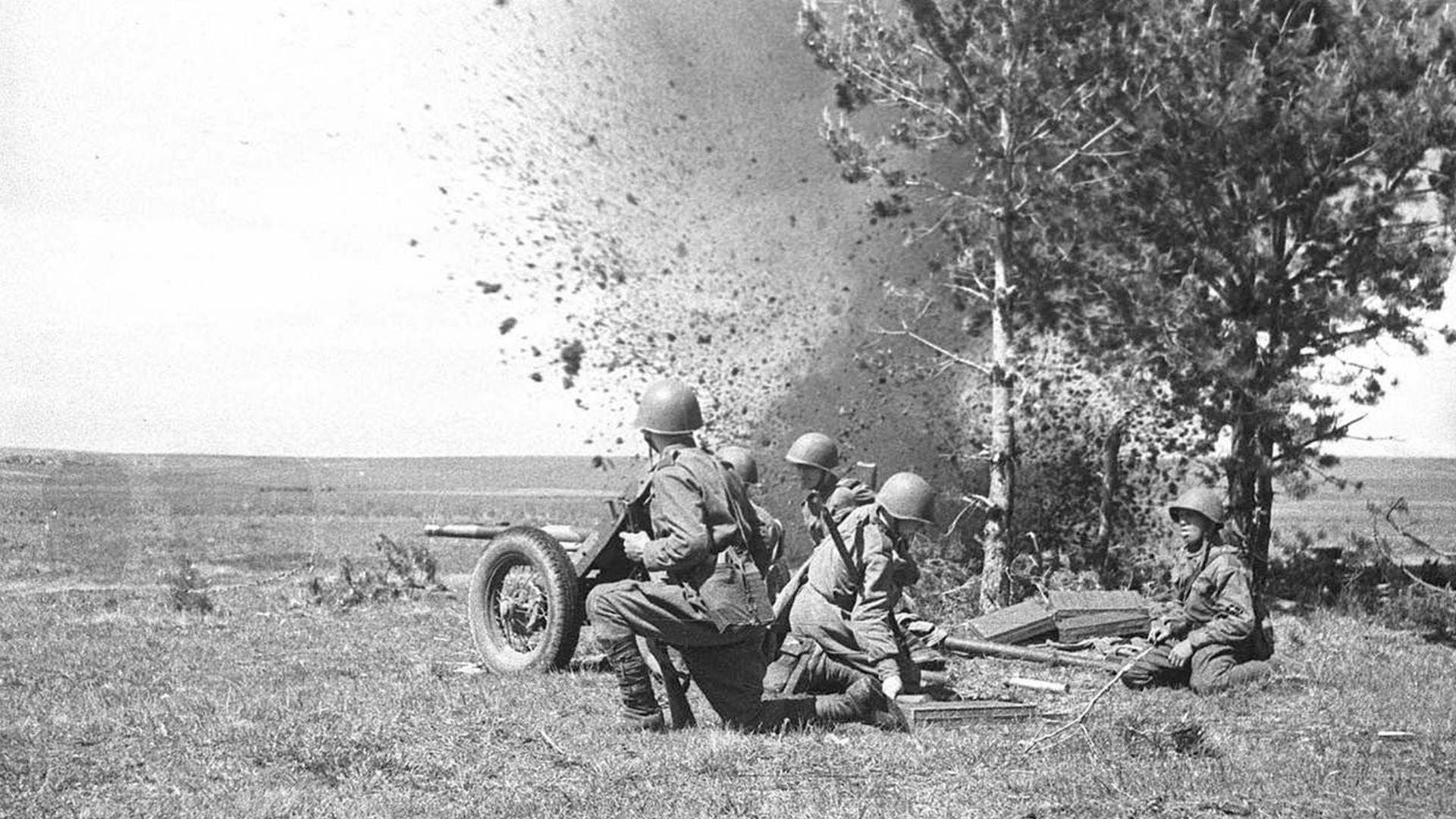 Al Doilea Război Mondial în Est (al-doilea-rzboi-mondial-n-est) Документальный фильм