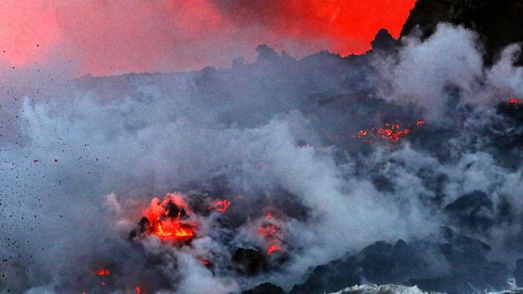 Постер Вулканы: разрушение и сотворение