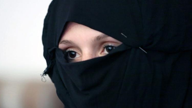 Постер Les femmes de Daesh