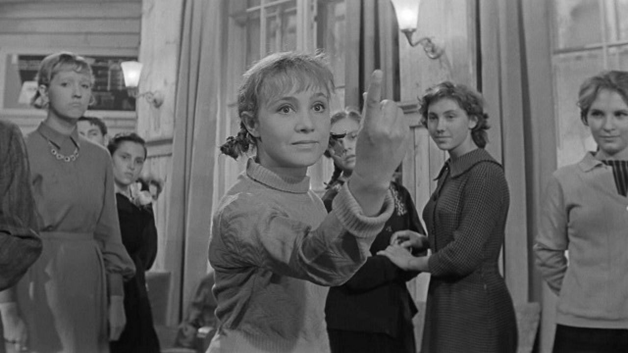 Девчата. История о первом поцелуе (devchata-istorija-o-pervom-potselue) Документальный фильм