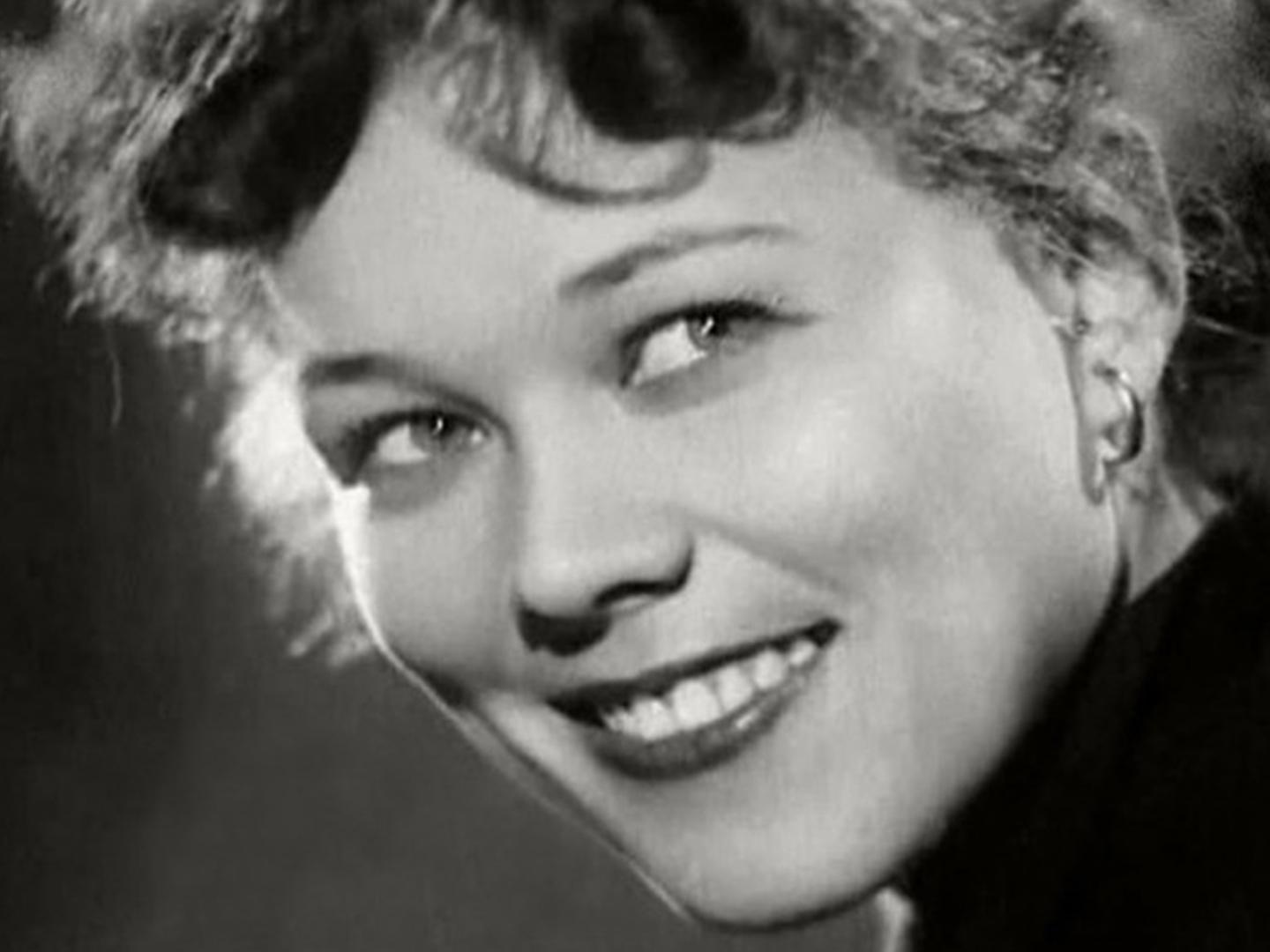 Люсьена Овчинникова. Жизнь в ожидании любви (ljusena-ovchinnikova-zhizn-v-ozhidanii-ljubvi) Документальный фильм