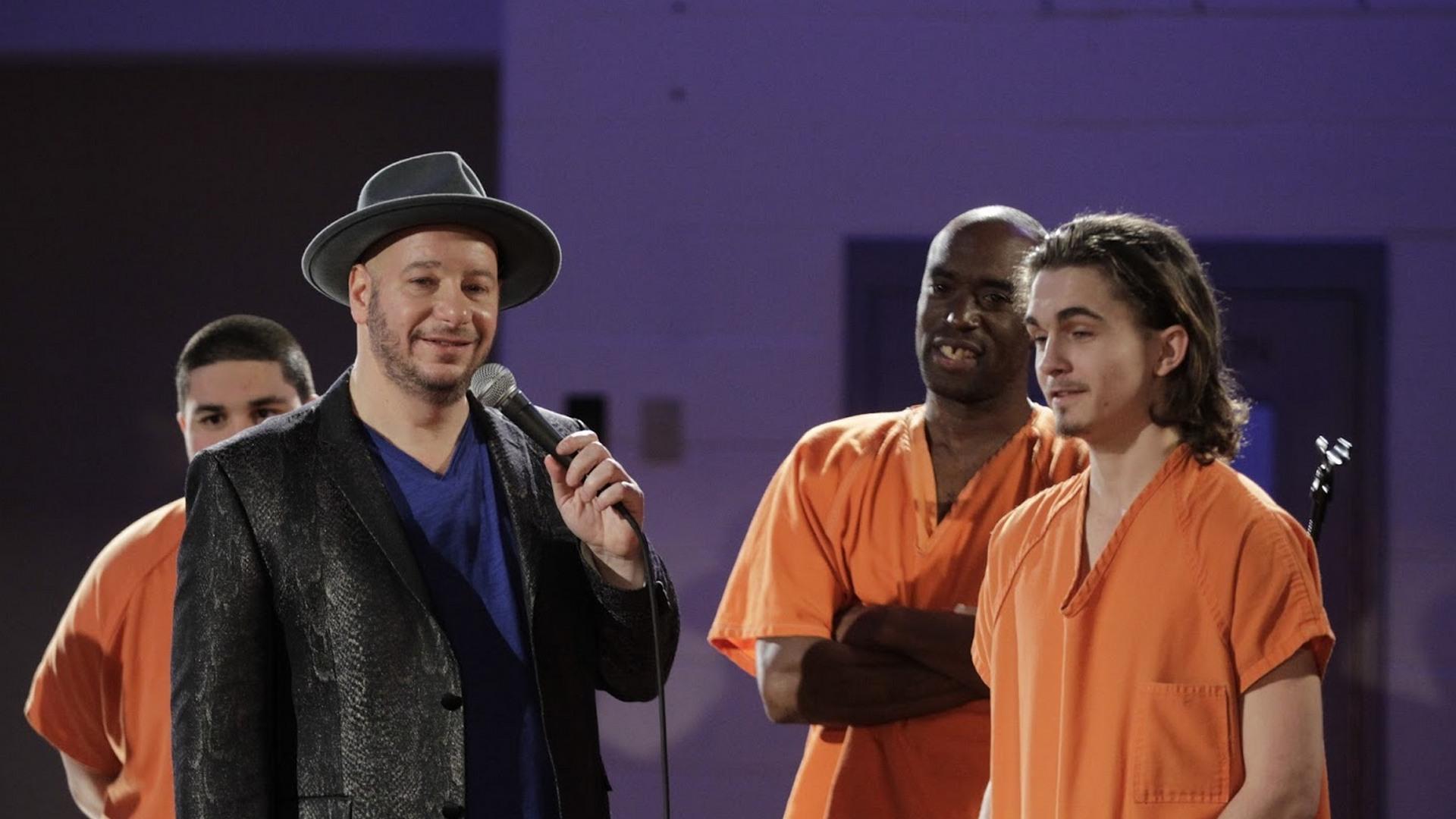 Джеф Росс высмеивает преступников: Живое выступление в тюрьме округа Бразос (dzhef-ross-vysmeivaet-prestupnikov-zhivoe-vystuplenie-v-tjurme-okruga-brazos) ТВ-шоу