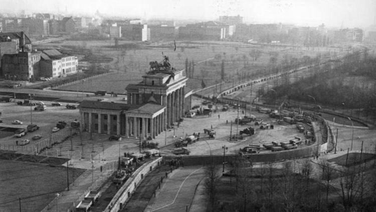 Постер Wahnsinn, plötzlich ist die Mauer weg