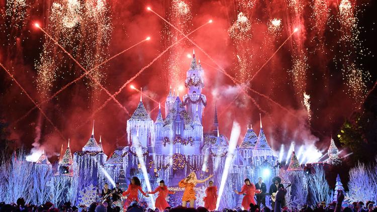 Постер The Wonderful World of Disney: Magical Holiday Celebration