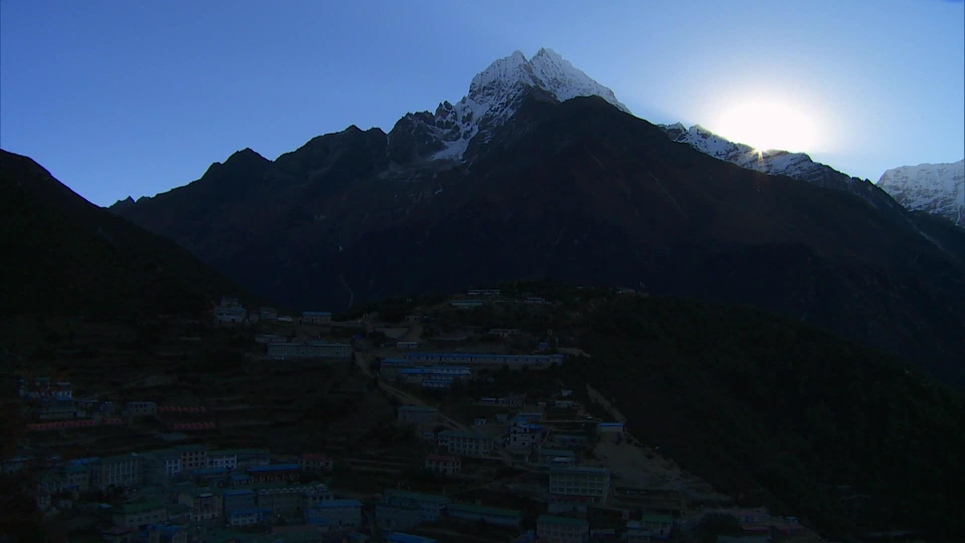 В тени Эвереста (v-teni-everesta) Документальный фильм