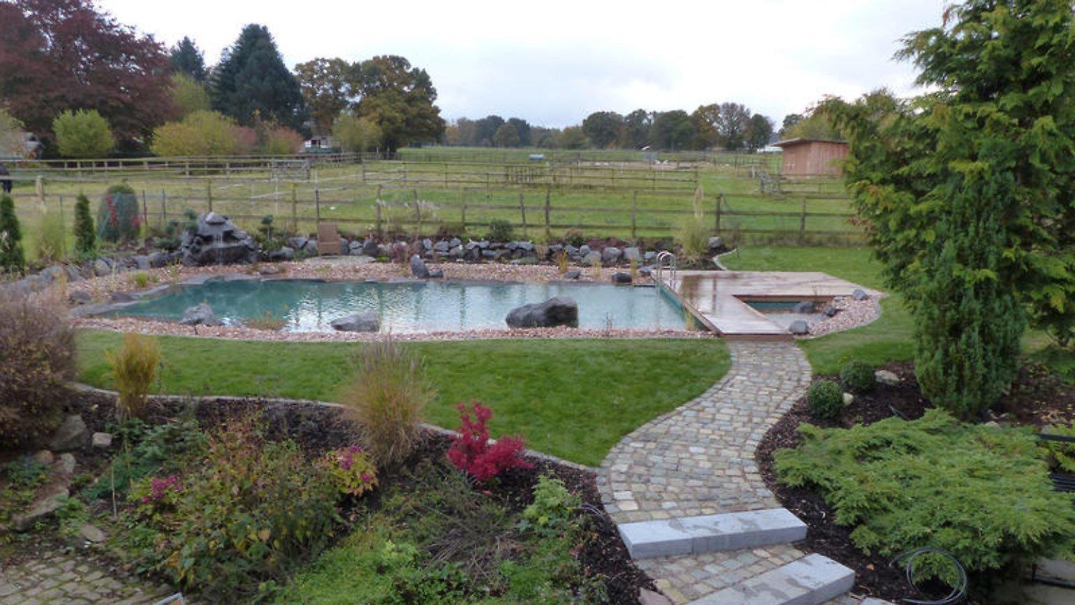 Mit Pool zum Luxus-Garten-Deutschland geht baden (mit-pool-zum-luxus-garten-deutschland-geht-baden) Документальный фильм
