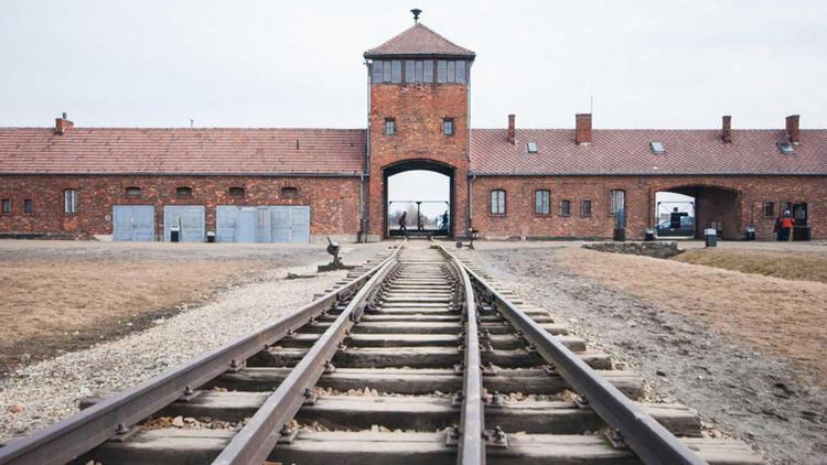 Постер 75. rocznica wyzwolenia niemieckiego nazistowskiego obozu koncentracyjnego i zagłady Auschwitz-Birkenau