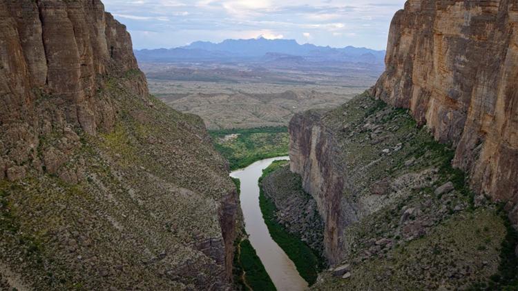 Постер The River and the Wall