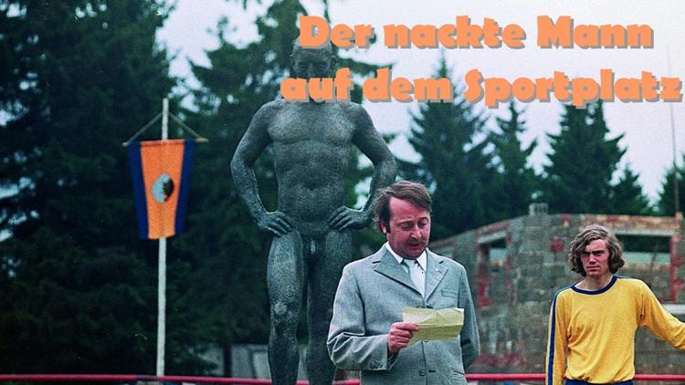 Постер Der nackte Mann auf dem Sportplatz