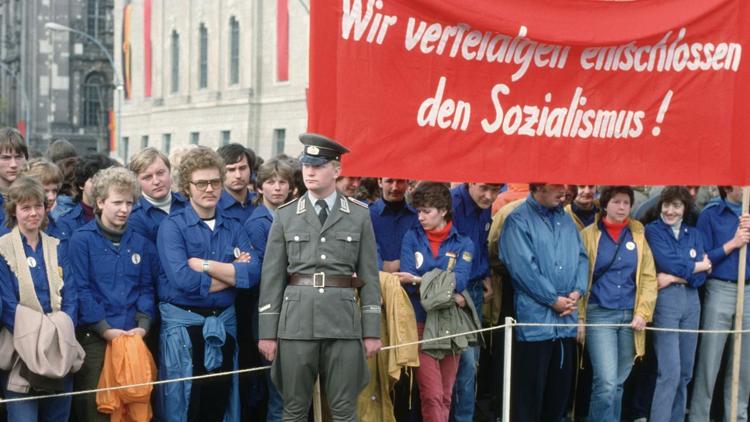 Постер Die großen Mythen der DDR - Wahrheit und Legende