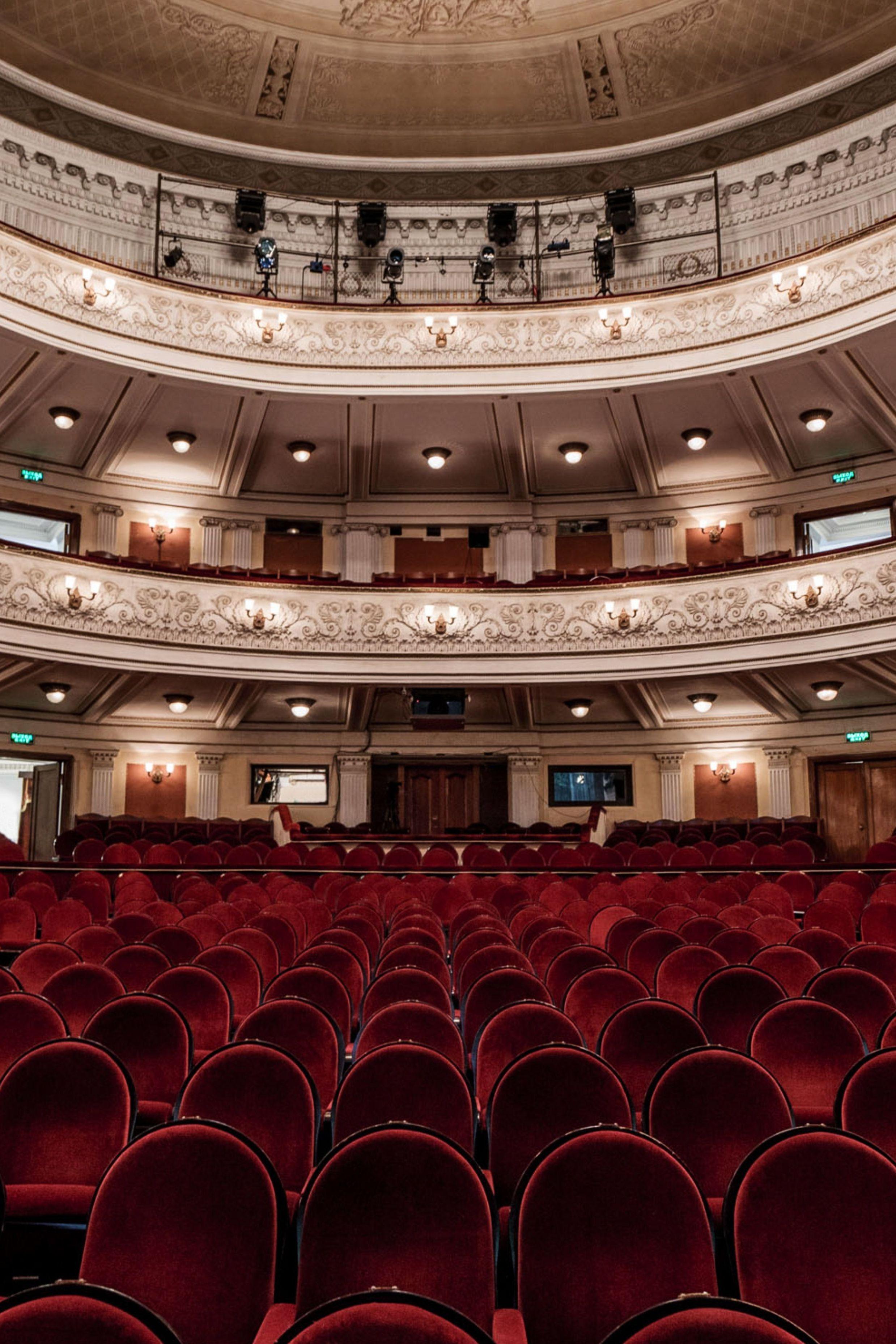 Театр Победы. Экскурсия по выставке к юбилею НОВАТа (teatr-pobedy-ekskursija-po-vystavke-k-jubileju-novata) Документальный фильм