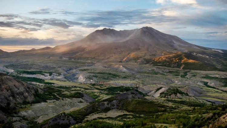 Постер Surviving the Mount St. Helens Disaster