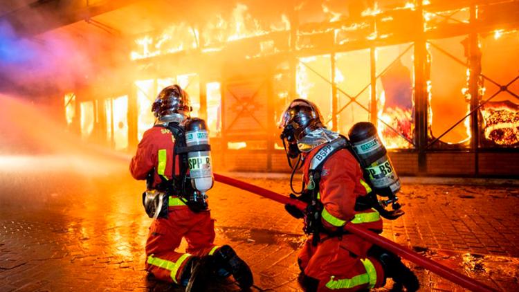 Постер La fire : les pompiers de l'électricité