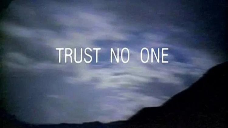 Постер Trust No One