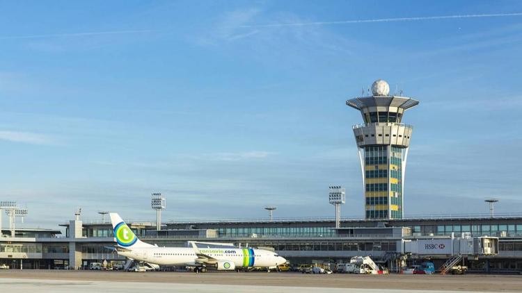 Постер L'aéroport d'Orly : au coeur de la machine