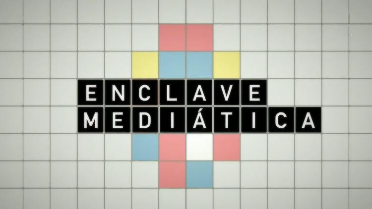 Постер En clave mediática