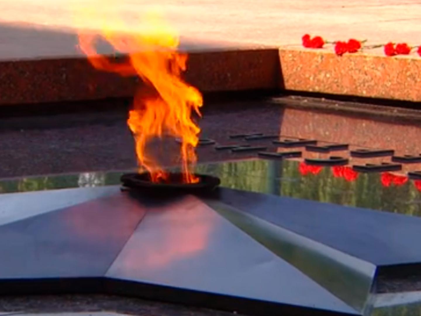 Возложение цветов к Могиле Неизвестного Солдата у Кремлевской стены (vozlozhenie-tsvetov-k-mogile-neizvestnogo-soldata-u-kremlevskoj-steny) Другое