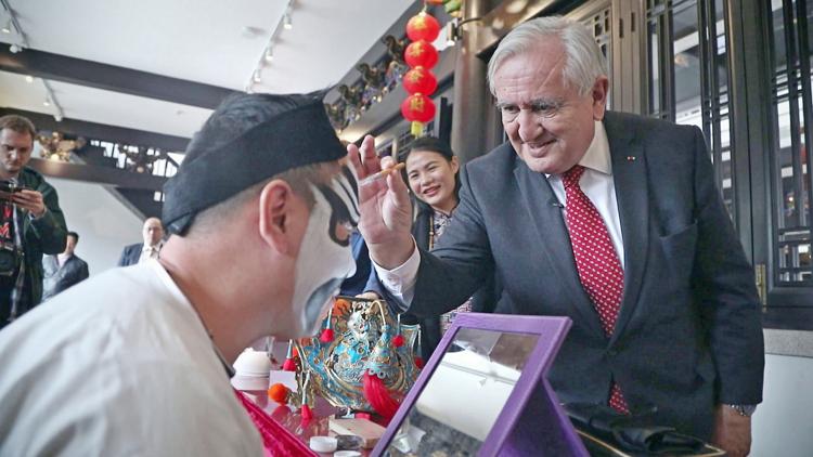 Постер Les mots de raffarin sur la Chine: Témoignages sur 40 ans de réformes et d'ouverture au Guangdong