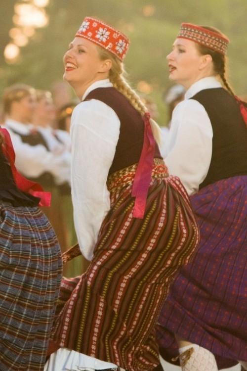Gredzenus mijot. Deju lieluzvedums (gredzenus-mijot-deju-lieluzvedums) Документальный фильм