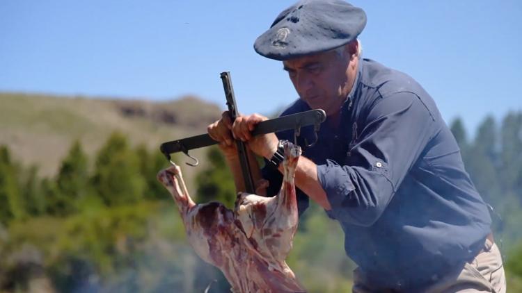 Постер Lamb on a vertical spit in Río Negro