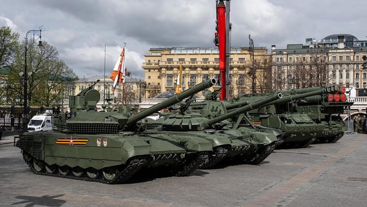 Постер Выдвижение военной техники к месту проведения парада