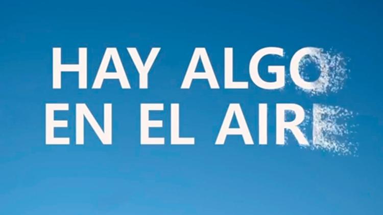 Постер Hay algo en el aire