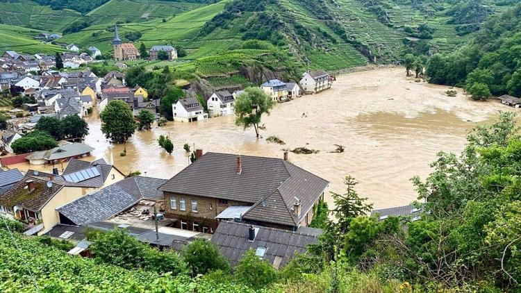 Постер La nuit de l'eau: retour sur une catastrophe climatique