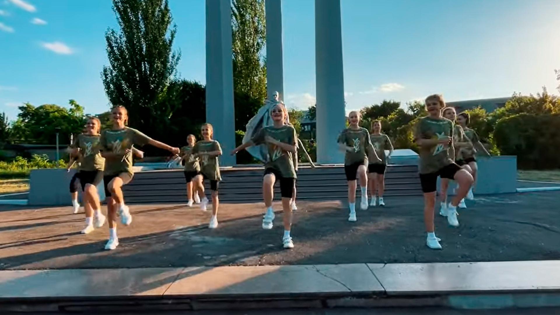 Сергей Войтенко & Первый Школьный Х YOLO Постовой Алёшка (sergej-vojtenko-pervyj-shkolnyj-h-yolo-postovoj-aleshka) Музыка