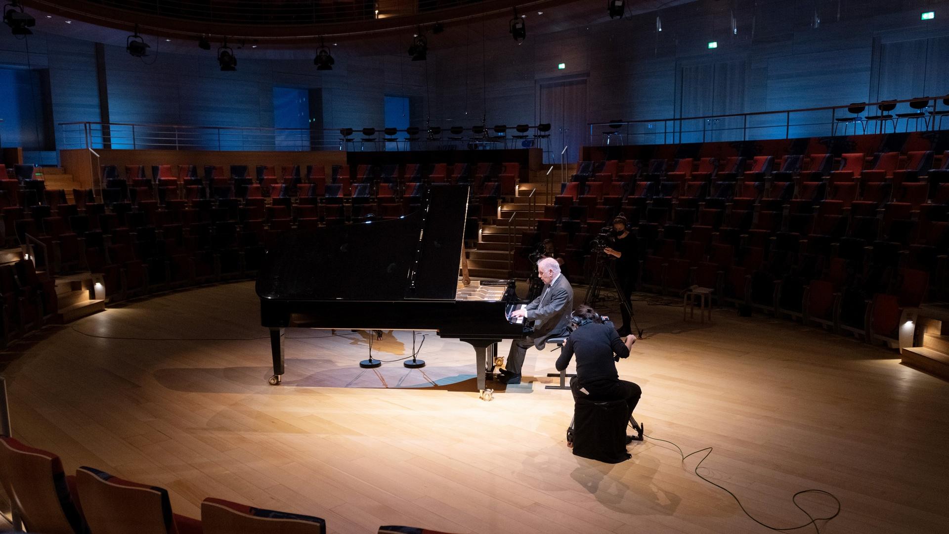 Даниэль Баренбойм исполняет фортепианную сонату Бетховена: Соната для фортепиано № 4 (daniel-barenbojm-ispolnjaet-fortepiannuju-sonatu-bethovena-sonata-dlja-fortepiano4) Музыка