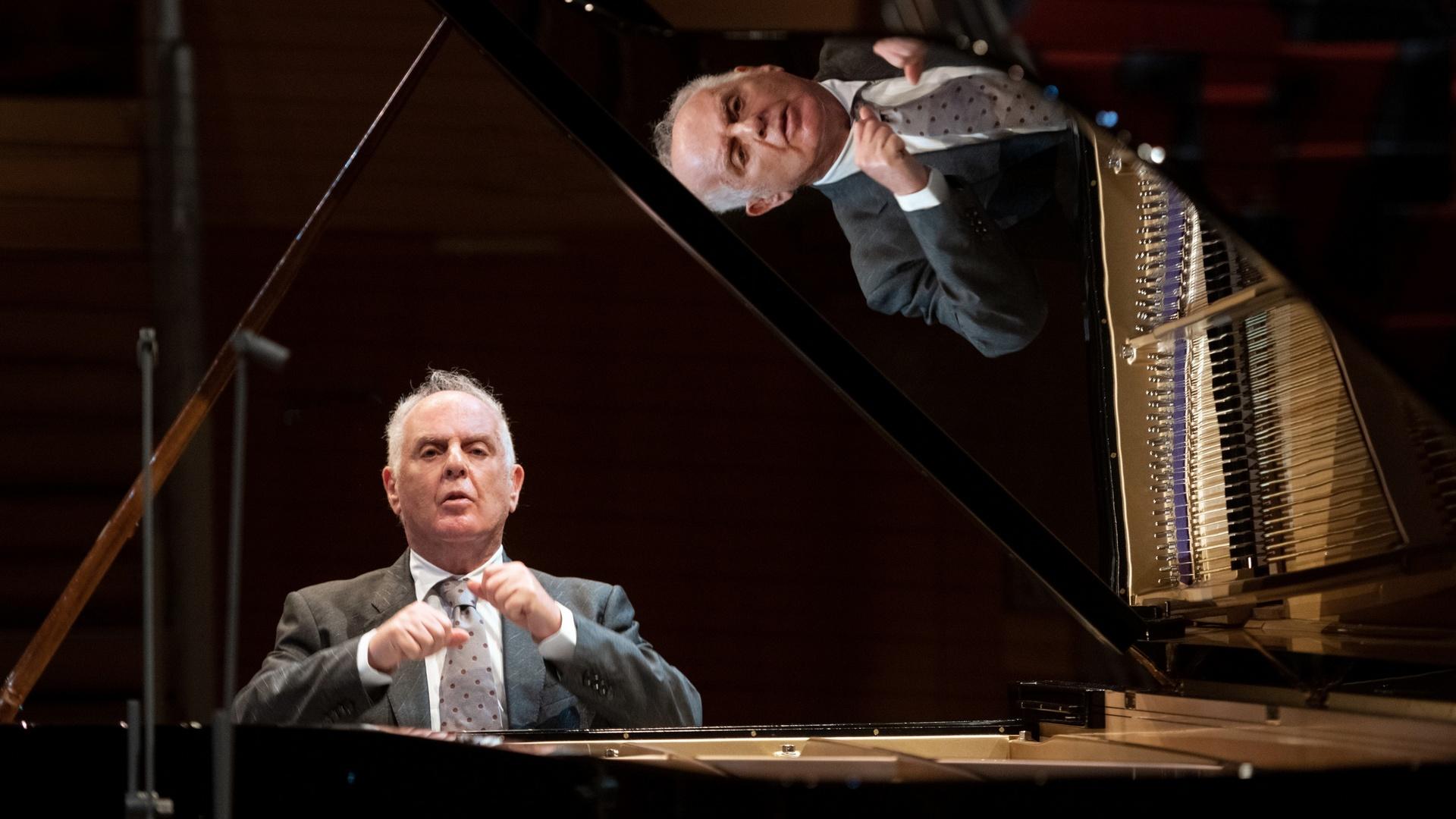 Даниэль Баренбойм (Daniel Barenboim) исполняет фортепианную сонату Бетховена: Соната для фортепиано № 12 (daniel-barenbojm-daniel-barenboim-ispolnjaet-fortepiannuju-sonatu-bethovena-sonata-dlja-fortepiano12) Музыка