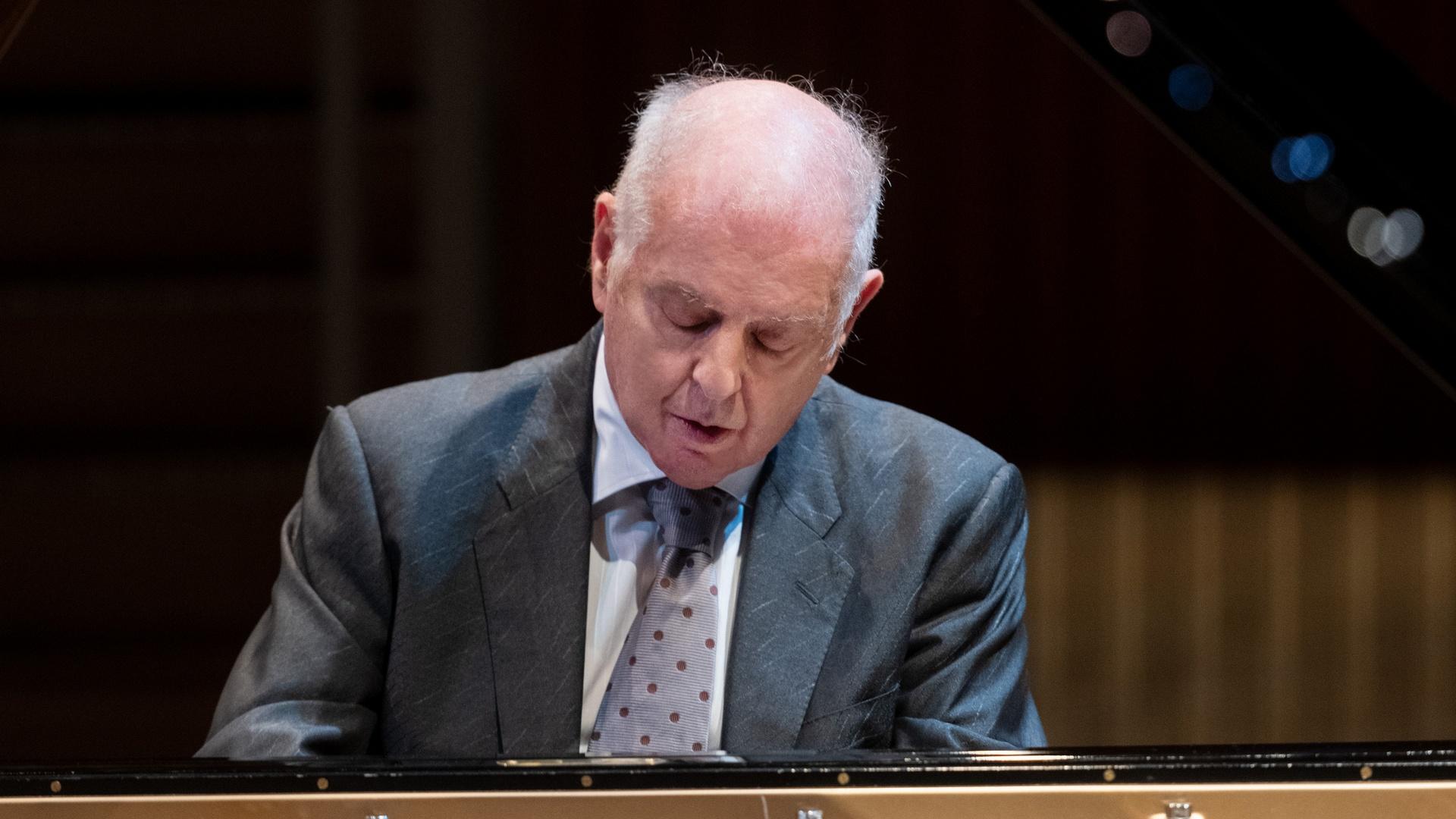 Даниэль Баренбойм (Daniel Barenboim) исполняет фортепианную сонату Бетховена: Соната для фортепиано № 19 (daniel-barenbojm-daniel-barenboim-ispolnjaet-fortepiannuju-sonatu-bethovena-sonata-dlja-fortepiano19) Музыка