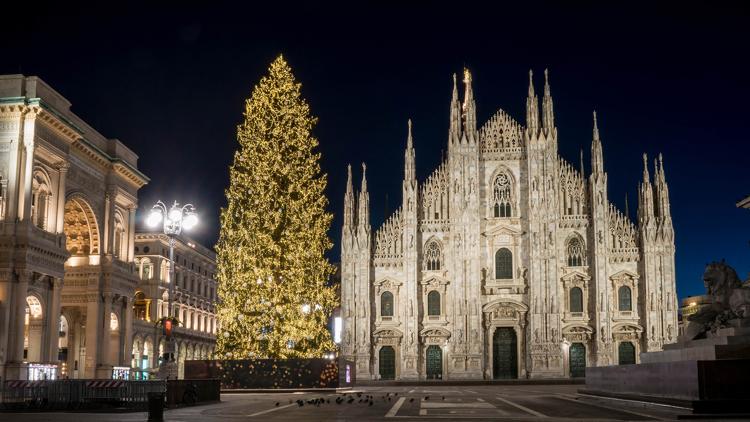 Постер Италия: Dalle piazze alle case, e il Natale di Milano