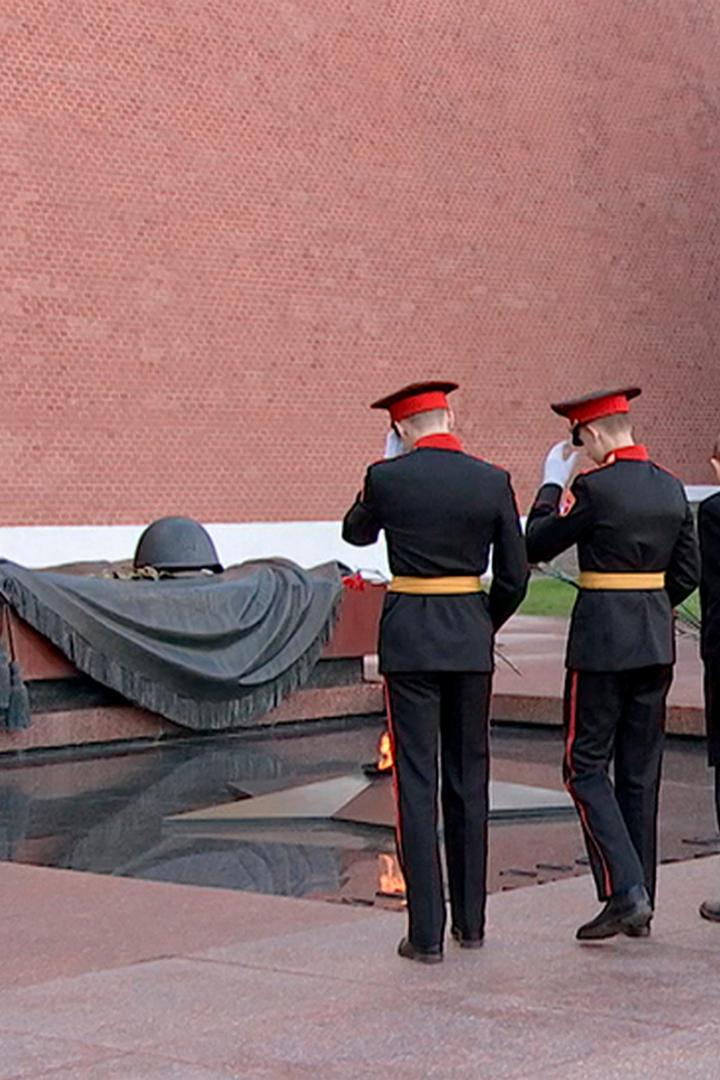 Возложение цветов к Могиле Неизвестного солдата (vozlozhenie-tsvetov-k-mogile-neizvestnogo-soldata) Другое