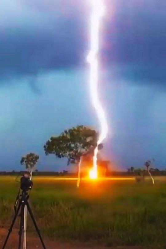Жуткие встречи людей с молнией, попавшие на камеру (zhutkie-vstrechi-ljudej-s-molniej-popavshie-na-kameru) Досуг, хобби