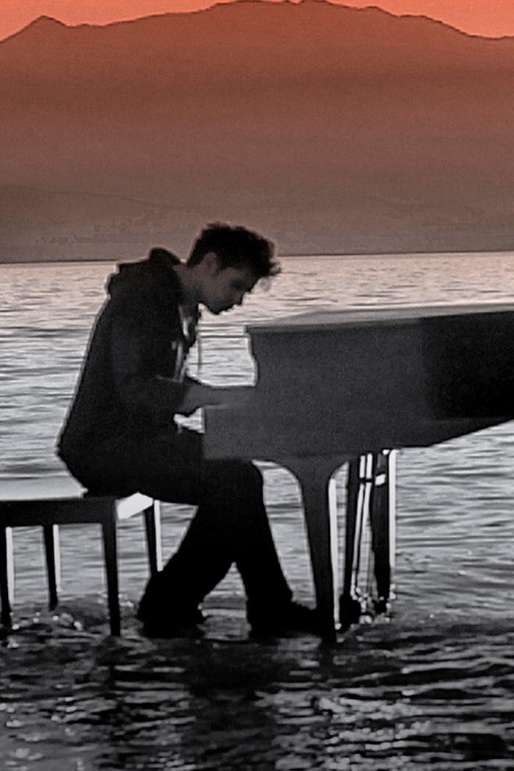 Radioactive. William Joseph Piano on the lake (radioactive-william-joseph-piano-on-the-lake) Музыка