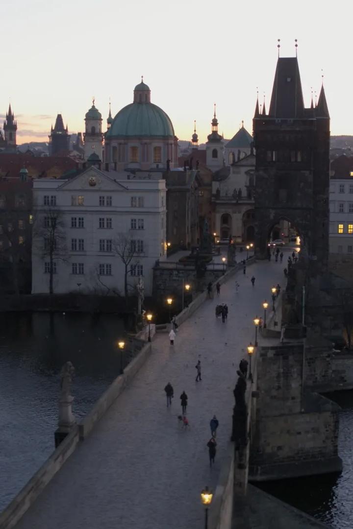 Dans les secrets de la guerre froide : Prague au service de Moscou (dans-les-secrets-de-la-guerre-froide-prague-au-service-de-moscou) Документальный фильм